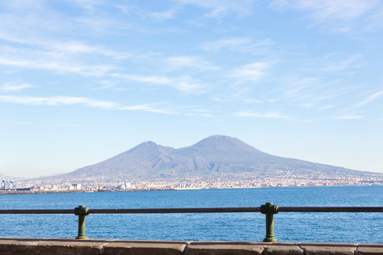 Апартаменты Vecchia Napoli - Santa Lucia Экстерьер фото