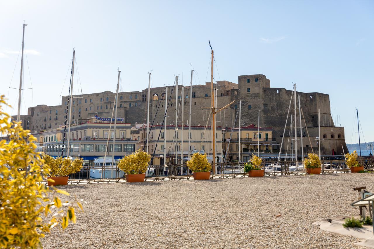 Апартаменты Vecchia Napoli - Santa Lucia Экстерьер фото