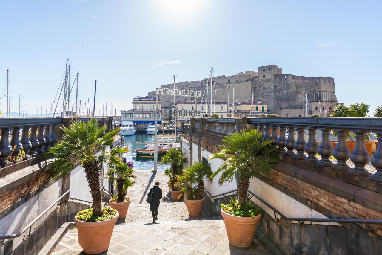 Апартаменты Vecchia Napoli - Santa Lucia Экстерьер фото